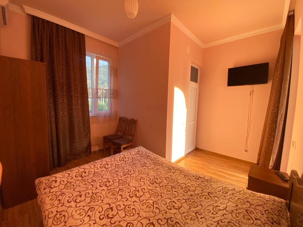 Beliy Dom Hotel Kvariati Bagian luar foto