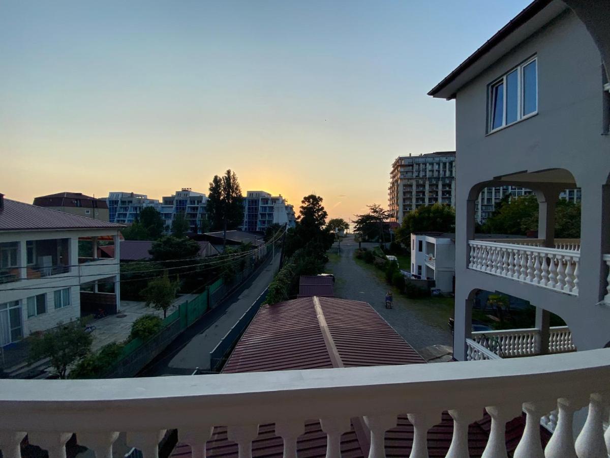 Beliy Dom Hotel Kvariati Bagian luar foto