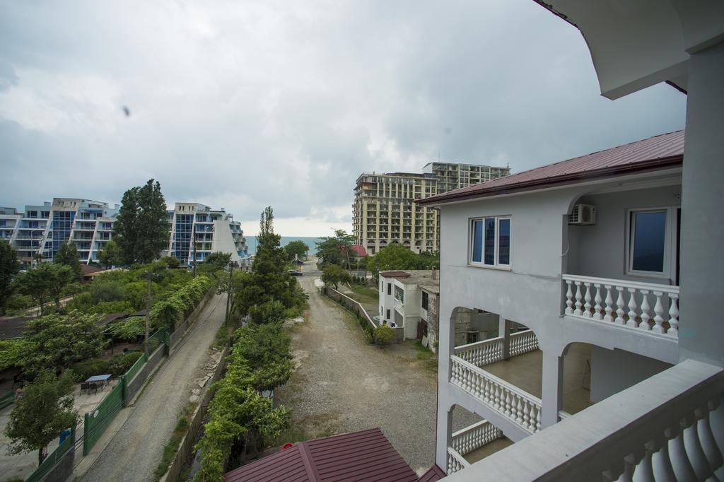 Beliy Dom Hotel Kvariati Bagian luar foto
