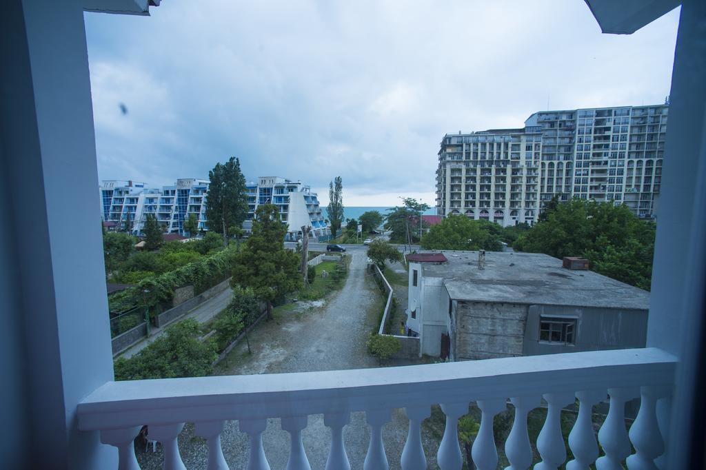 Beliy Dom Hotel Kvariati Bagian luar foto
