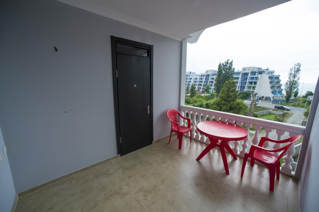 Beliy Dom Hotel Kvariati Bagian luar foto